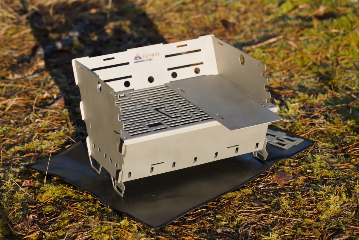 Titan1 fitted with the solid plancha plate alongside the grate